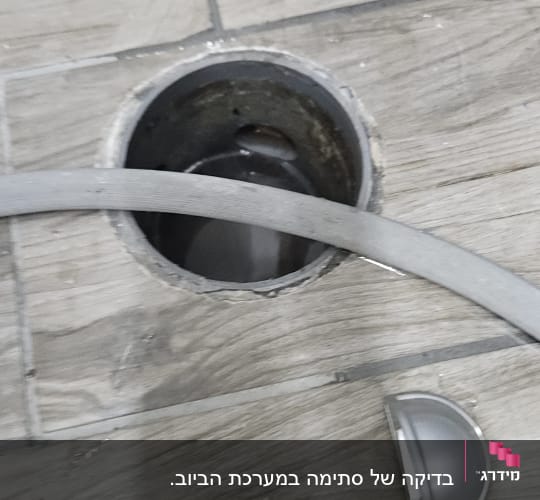 פתח ניקוז ברצפה עם צינור מתכת